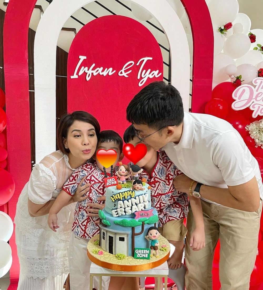 Rayakan anniversary, 7 seleb ini dapat kado unik dari pasangan