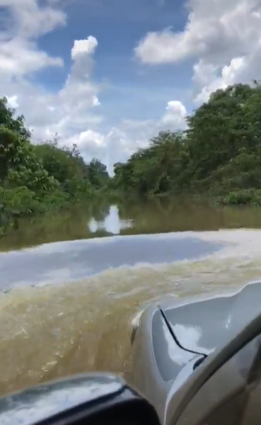 Bak sampan sebrangi sungai, aksi mobil terjang banjir ini buat melongo