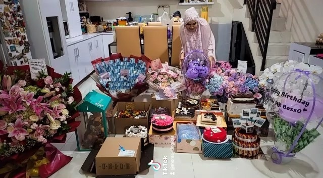 7 Momen perayaan ultah Umi Kalsum, dapat kejutan meriah dari keluarga