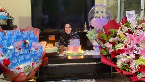 7 Momen perayaan ultah Umi Kalsum, dapat kejutan meriah dari keluarga