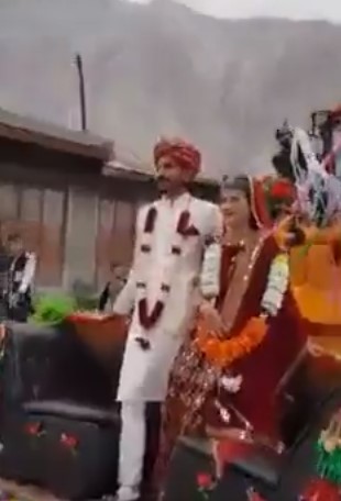 Bukan mobil mewah, pengantin ini naik buldozer yang didesain unik