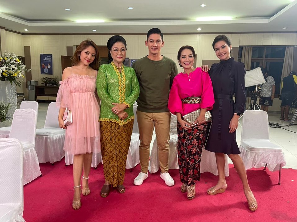 14 Tahun berteman, ini 7 potret kompak Irene Librawati & Debby Cynthia