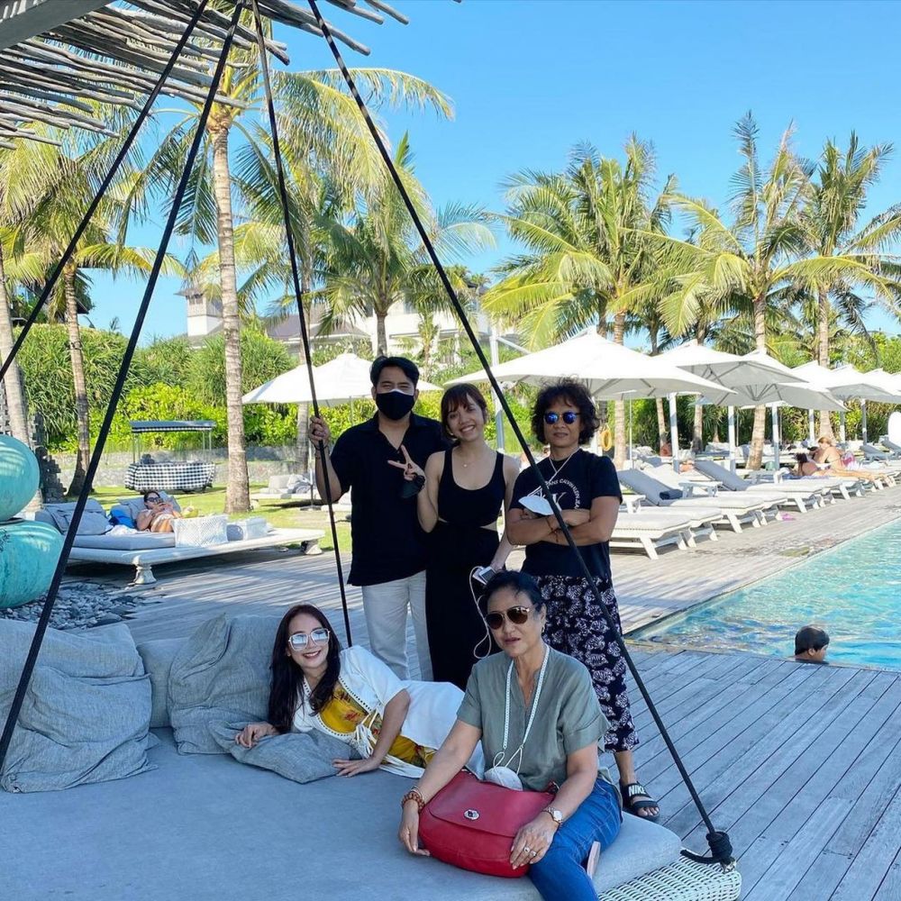 14 Tahun berteman, ini 7 potret kompak Irene Librawati & Debby Cynthia