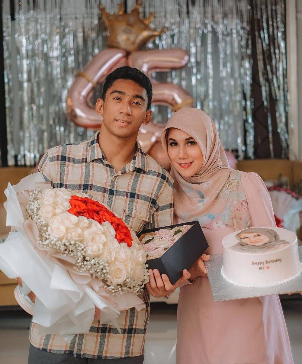 Penampakan kue ulang tahun ibu 9 seleb, elegan bikin nggak tega makan