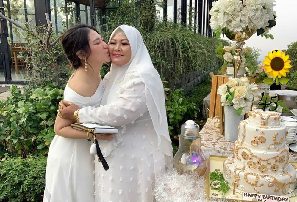 Penampakan kue ulang tahun ibu 9 seleb, elegan bikin nggak tega makan