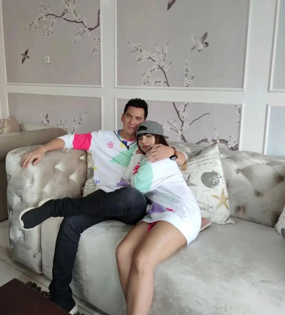 Go public, intip 7 potret kedekatan Dinar Candy dan Ridho Illahi