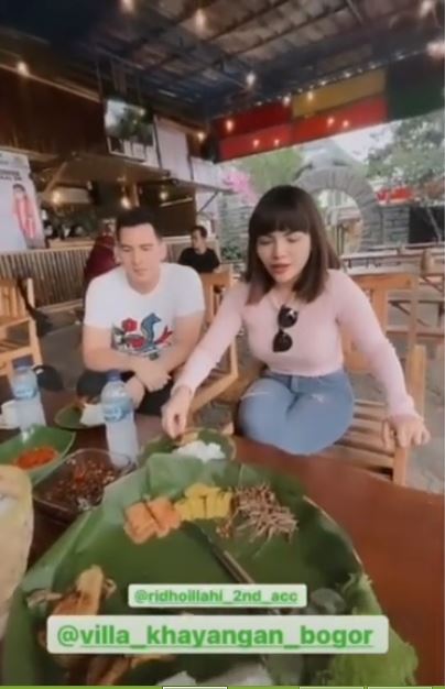 Go public, intip 7 potret kedekatan Dinar Candy dan Ridho Illahi