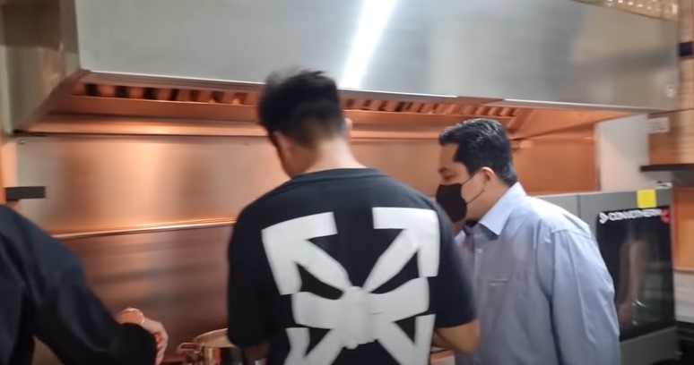 7 Momen Paula Verhoeven masak untuk Erick Thohir, dapur jadi heboh