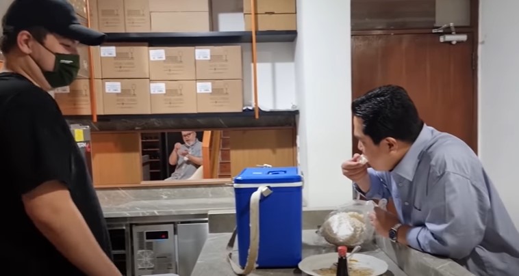 7 Momen Paula Verhoeven masak untuk Erick Thohir, dapur jadi heboh