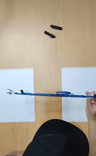  Seniman lukis 2 sosok legenda Malaysia pakai hanger, hasilnya memukau