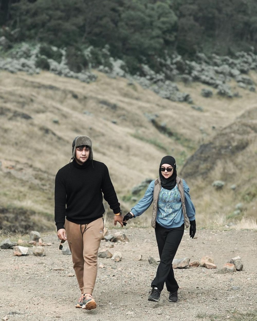 Momen 7 pasangan seleb mendaki gunung, Ammar Zoni daki Gunung Gede