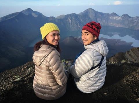 Momen 7 pasangan seleb mendaki gunung, Ammar Zoni daki Gunung Gede