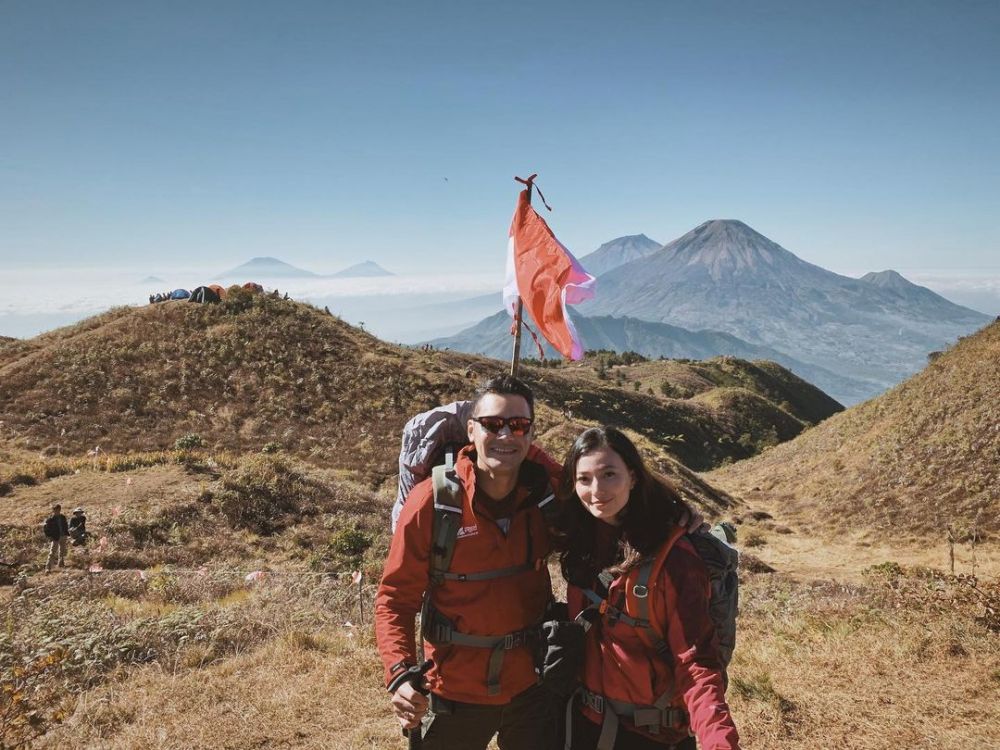 Momen 7 pasangan seleb mendaki gunung, Ammar Zoni daki Gunung Gede
