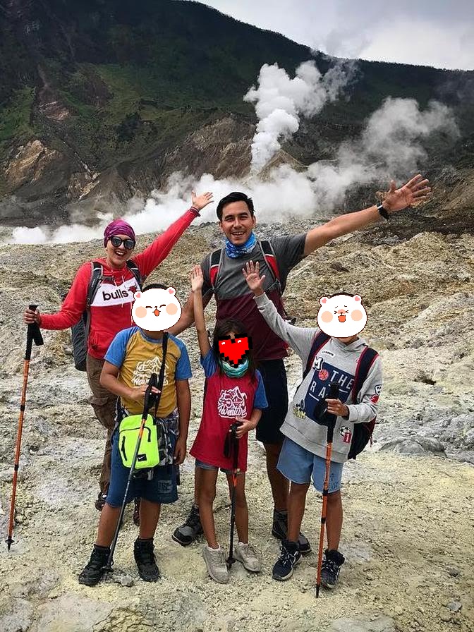 Momen 7 pasangan seleb mendaki gunung, Ammar Zoni daki Gunung Gede