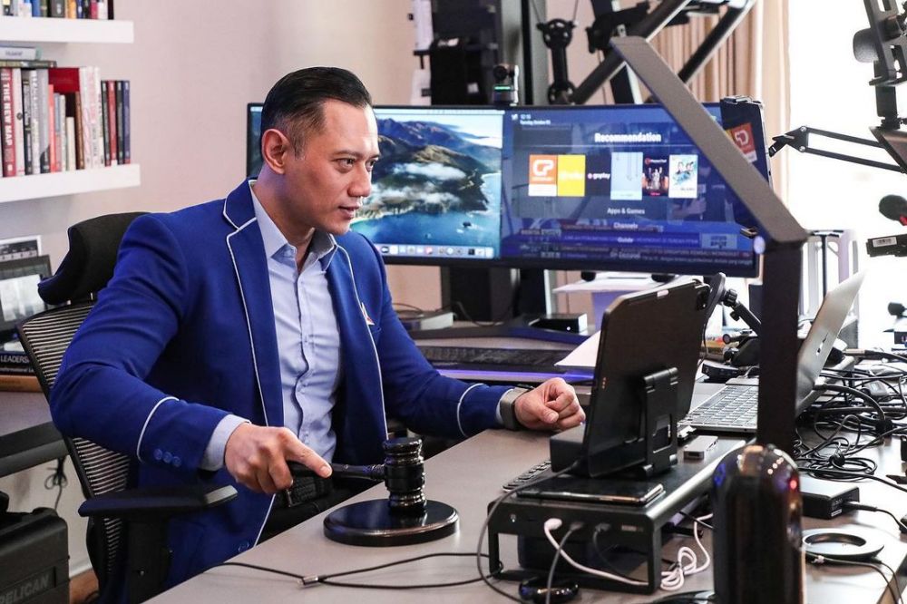 9 Cara Agus Yudhoyono menata ruang kerja, action figure diatur rapi