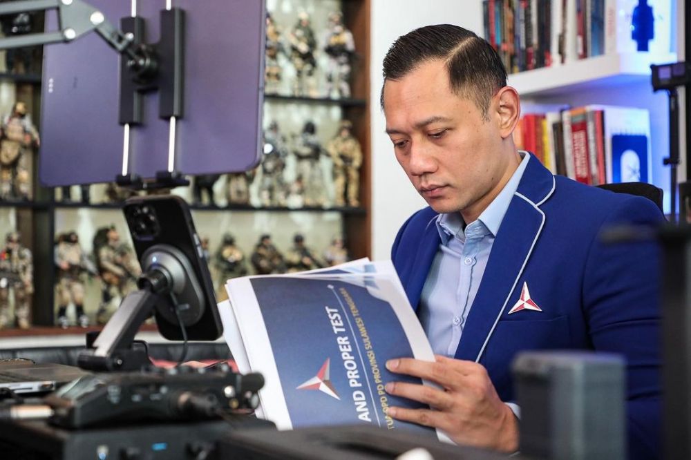 9 Cara Agus Yudhoyono menata ruang kerja, action figure diatur rapi