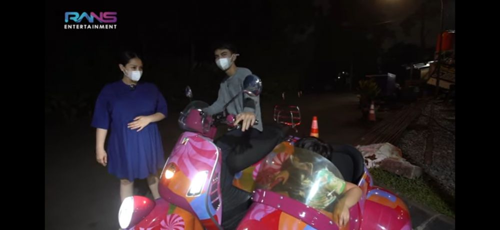 7 Penampakan vespa Nagita Slavina usai dimodifikasi, warnanya nyentrik