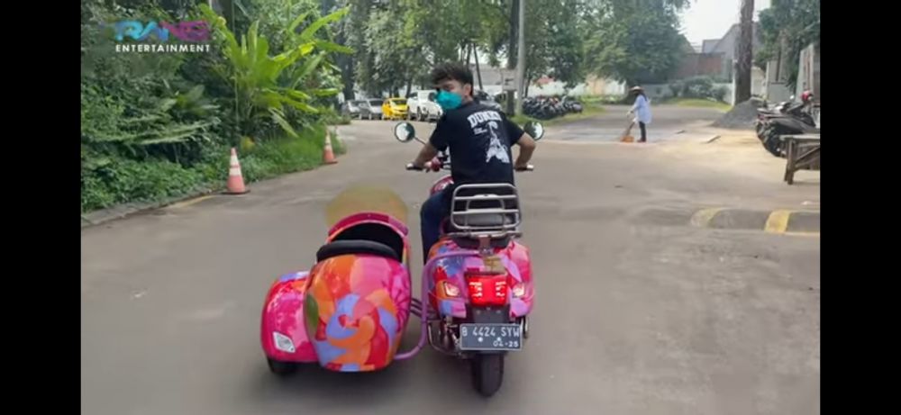 7 Penampakan vespa Nagita Slavina usai dimodifikasi, warnanya nyentrik