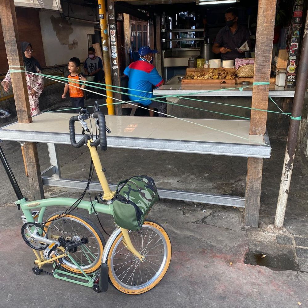9 Potret koleksi Brompton milik Cak Lontong, sampai punya 40-an sepeda