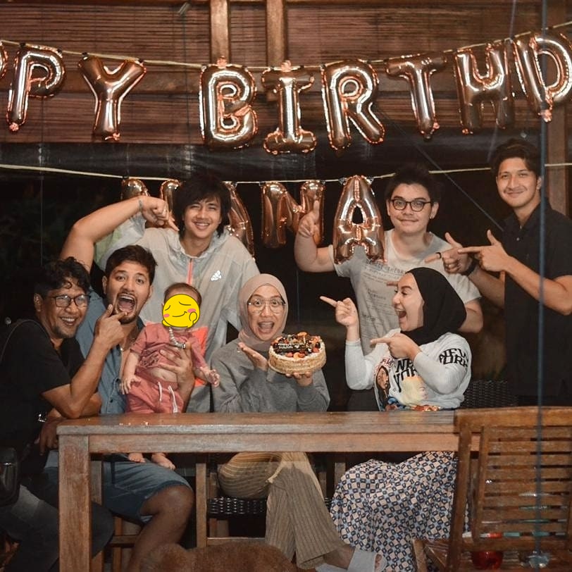 Momen perayaan ultah ibu 7 seleb cantik, Umi Kalsum banjir buket uang