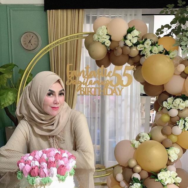 Momen perayaan ultah ibu 7 seleb cantik, Umi Kalsum banjir buket uang