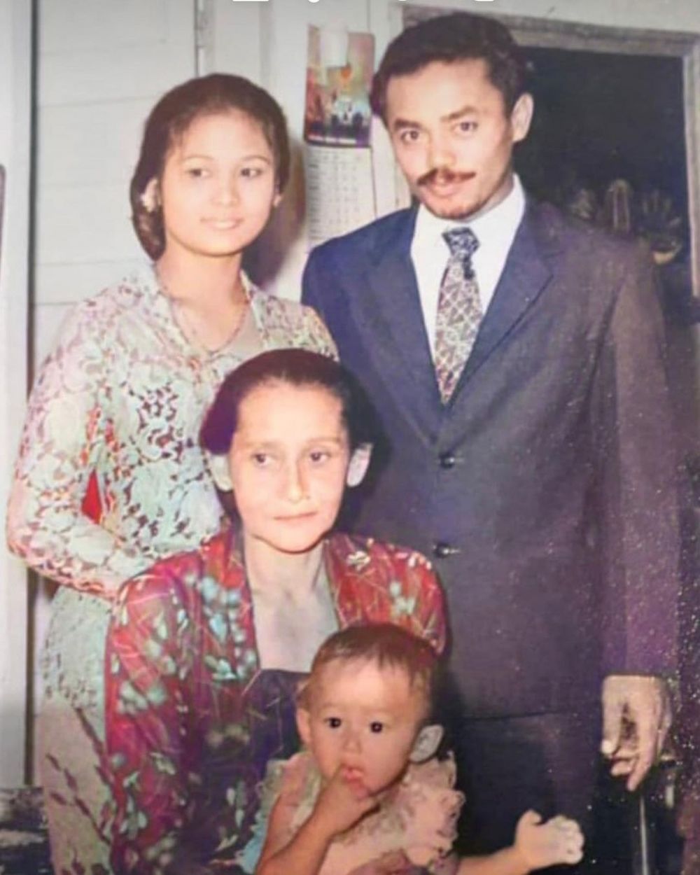 Yuni Shara unggah foto jadul keluarganya, paras sang ibu bikin kagum