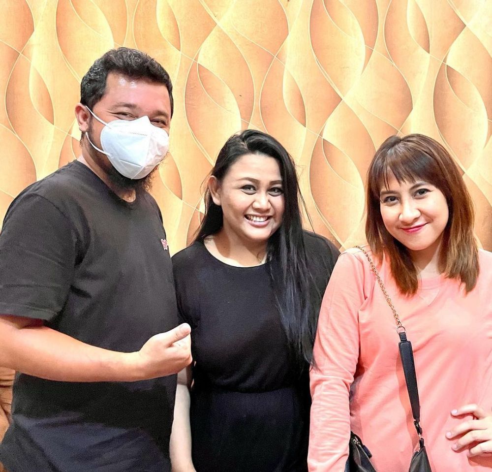 2 Tahun tak bertemu, ini 7 potret reuni Tia AFI bareng Nia dan Adit