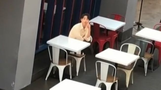 Aksi cewek terciduk makan di resto bareng 'Kim Seon Ho' bikin geleng