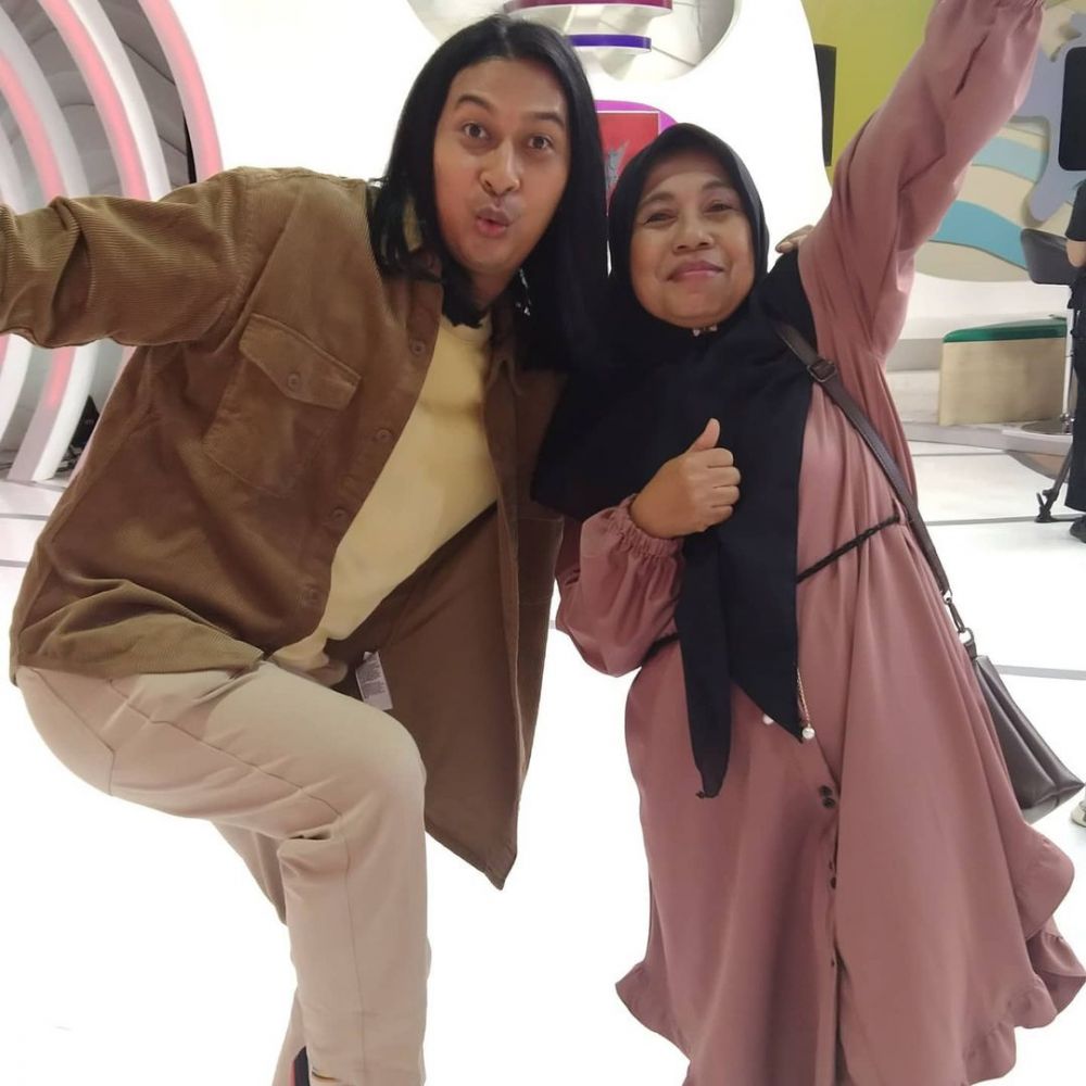 9 Potret Dewi Isma Hoeriah, penyanyi Yamete Kudasai yang viral