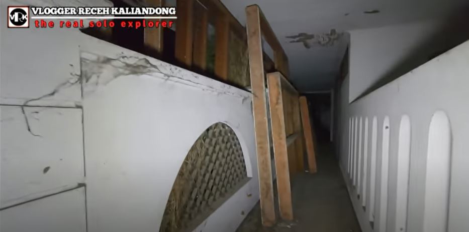 9 Potret rumah pejabat terbengkalai puluhan tahun, arsitekturnya mewah