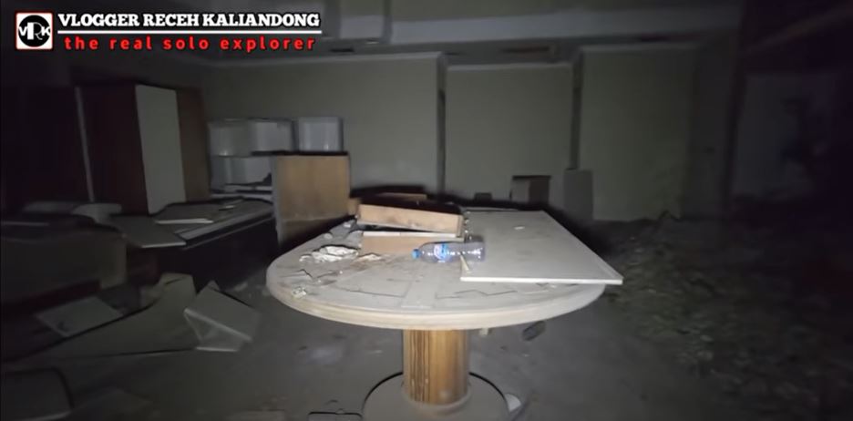 9 Potret rumah pejabat terbengkalai puluhan tahun, arsitekturnya mewah