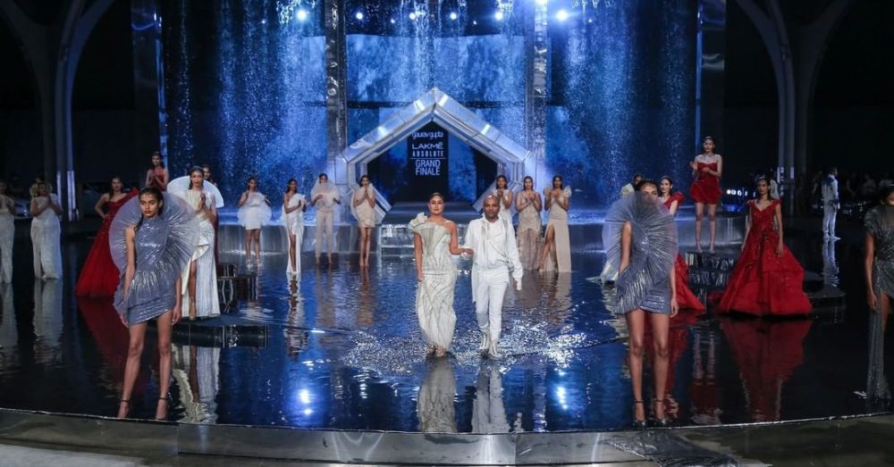 Tampil perdana usai melahirkan, ini 7 potret Kareena Kapoor di catwalk