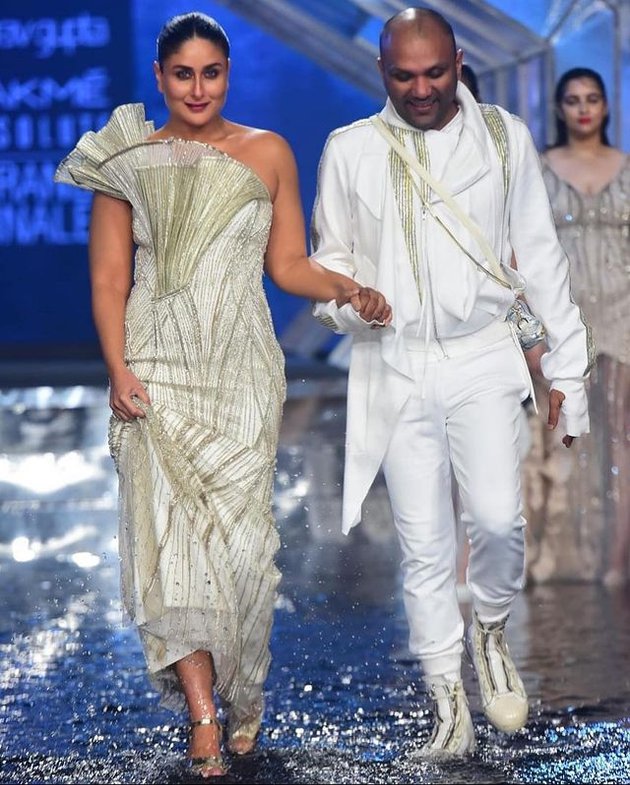 Tampil perdana usai melahirkan, ini 7 potret Kareena Kapoor di catwalk