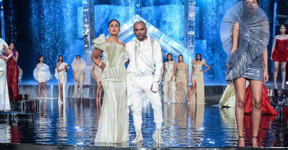 Tampil perdana usai melahirkan, ini 7 potret Kareena Kapoor di catwalk