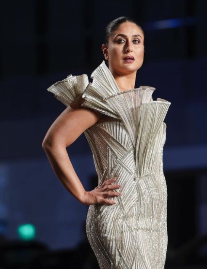 Tampil perdana usai melahirkan, ini 7 potret Kareena Kapoor di catwalk