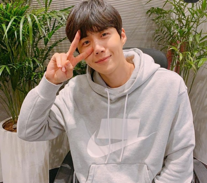 Sukses perankan Kepala Hong, ini 13 perjalanan karier Kim Seon-ho