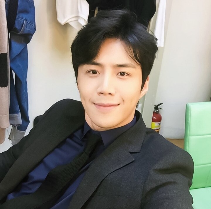 Sukses perankan Kepala Hong, ini 13 perjalanan karier Kim Seon-ho