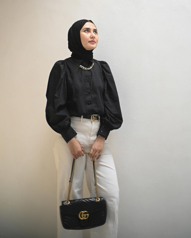 Modis berhijab, ini 9 mix dan match outfit Rara Nawangsih 'ibu Andin'