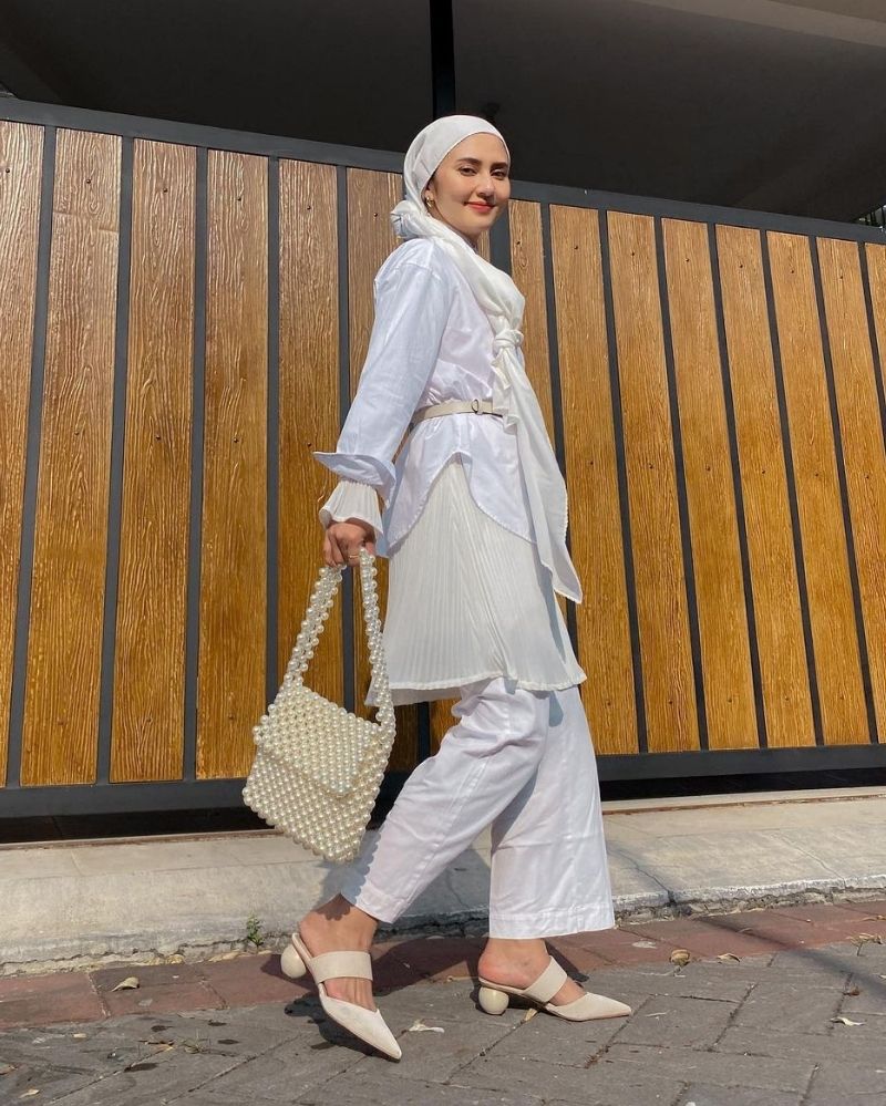 Modis berhijab, ini 9 mix dan match outfit Rara Nawangsih 'ibu Andin'