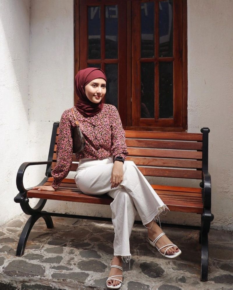 Modis berhijab, ini 9 mix dan match outfit Rara Nawangsih 'ibu Andin'