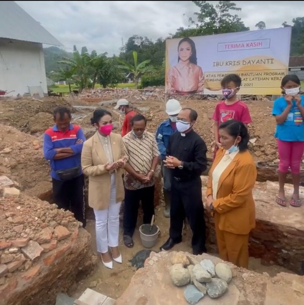 6 Momen Krisdayanti beri bantuan renovasi gereja, niat bantu sesama