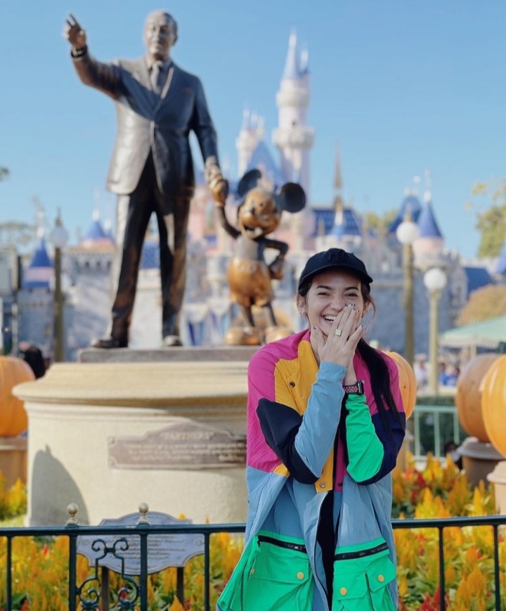 Keren & bisa jadi inspirasi, ini 9 gaya outfit street ala Enzy Storia