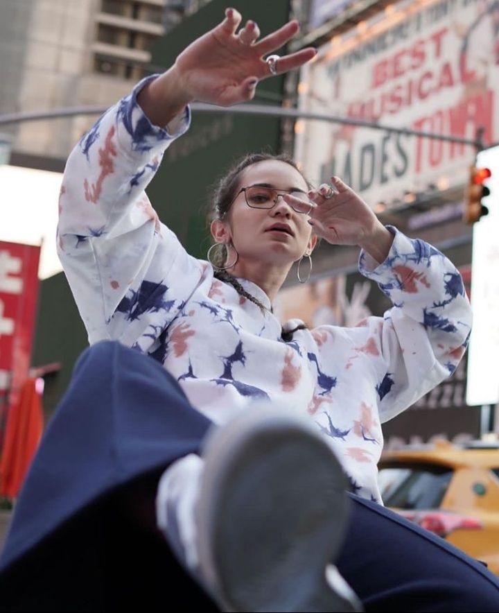 Keren & bisa jadi inspirasi, ini 9 gaya outfit street ala Enzy Storia