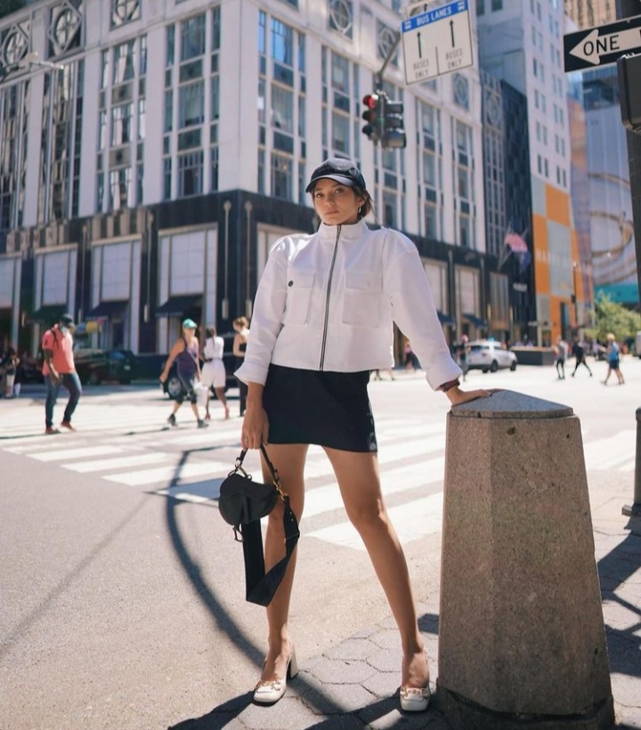 Keren & bisa jadi inspirasi, ini 9 gaya outfit street ala Enzy Storia