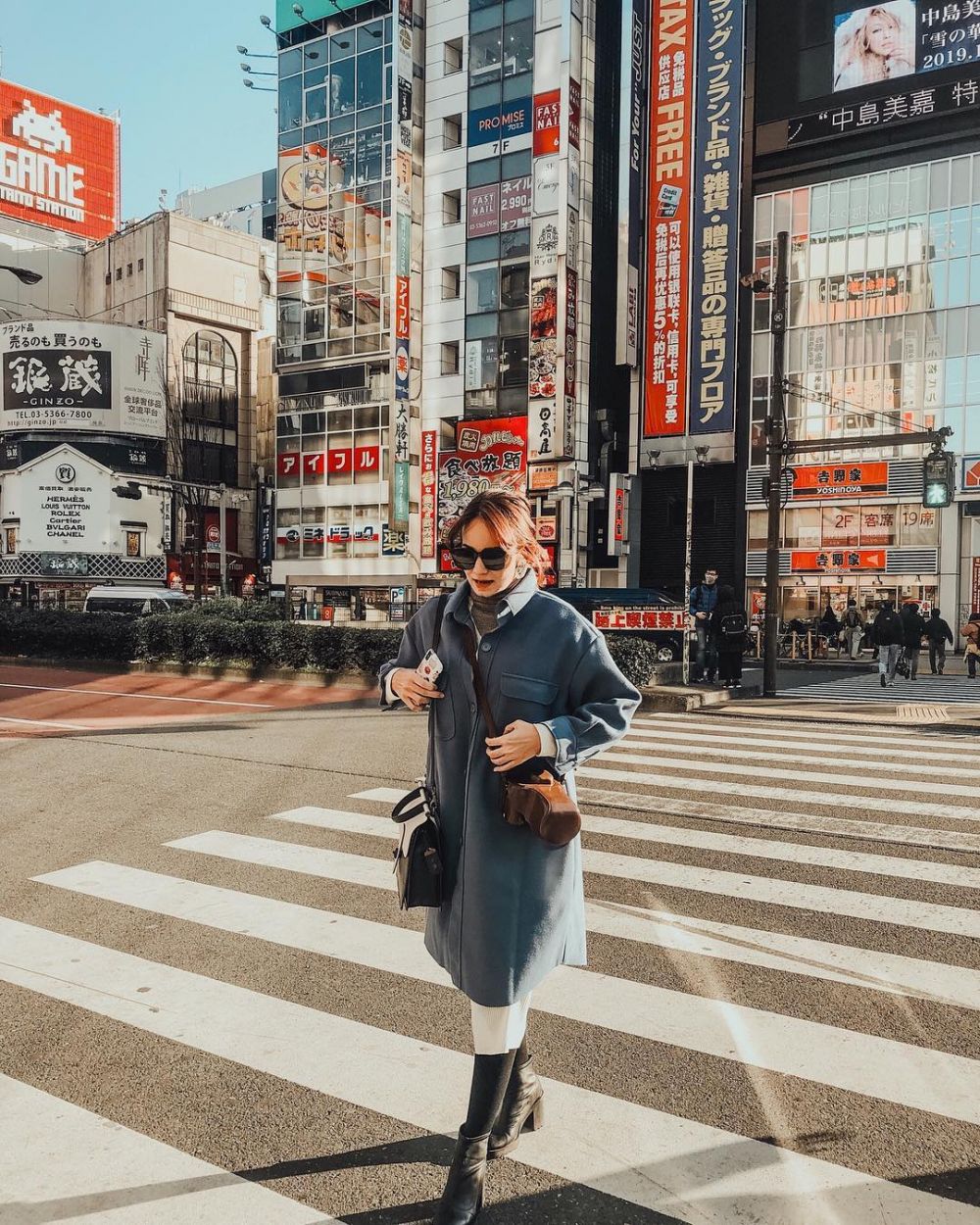 Keren & bisa jadi inspirasi, ini 9 gaya outfit street ala Enzy Storia