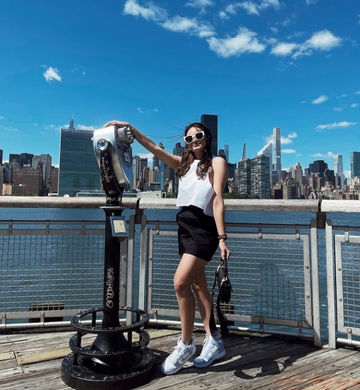 Keren & bisa jadi inspirasi, ini 9 gaya outfit street ala Enzy Storia