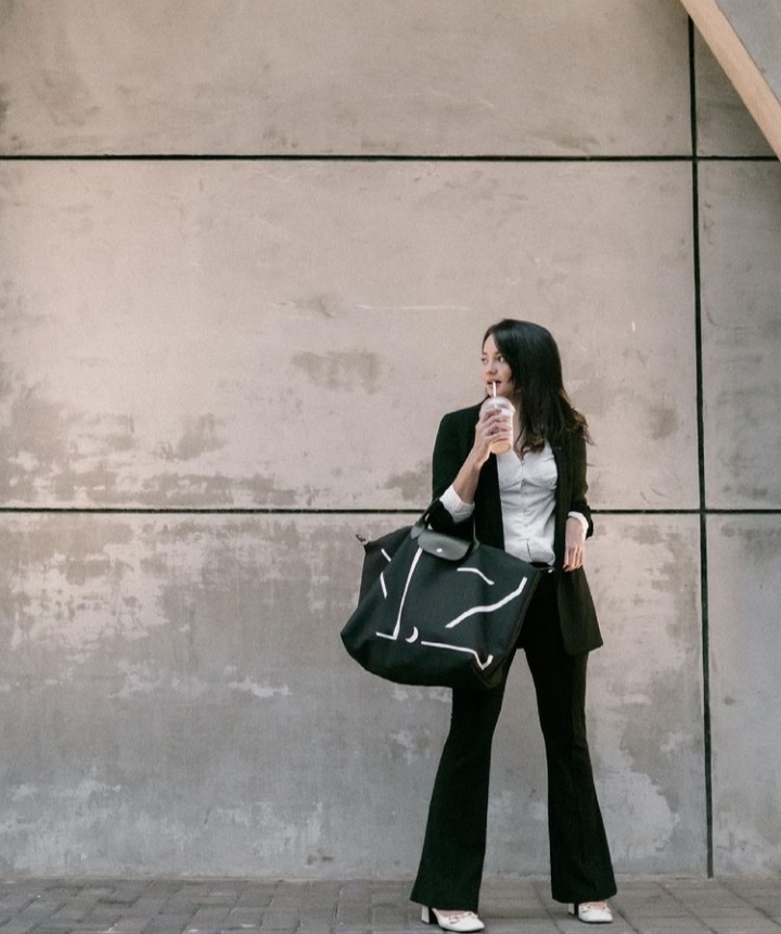 Keren & bisa jadi inspirasi, ini 9 gaya outfit street ala Enzy Storia