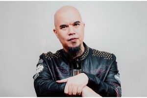 Unggah foto lawas naik motor, Ahmad Dhani disebut sultan pada zamannya