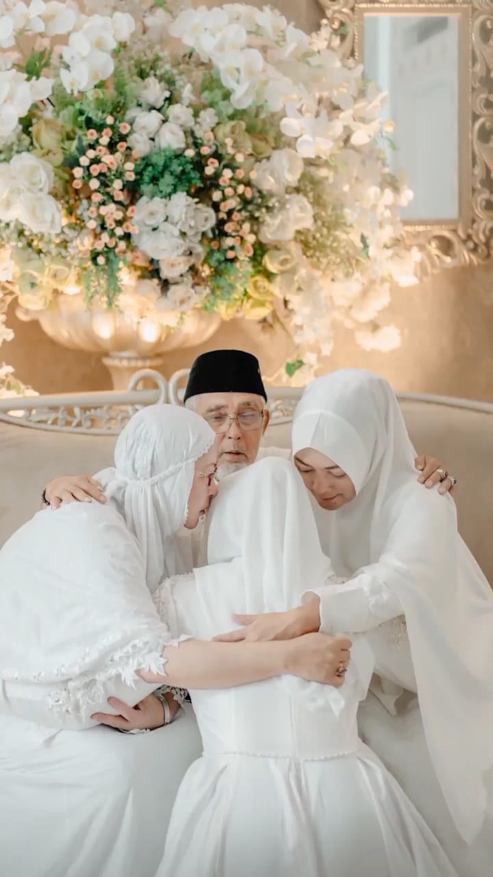 Diwarnai tangis haru, 11 foto pengajian & siraman calon istri Ridho DA