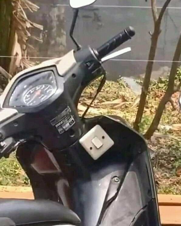 11 Potret lucu pengganti kunci motor, kreatifnya nggak habis pikir